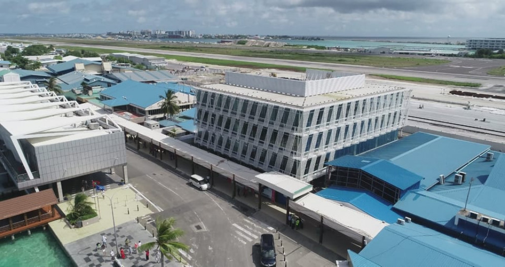 އެއަރޕޯޓުން ފޭރުން: 4 މީހުންގެ ބަންދަށް 5 ދުވަސް