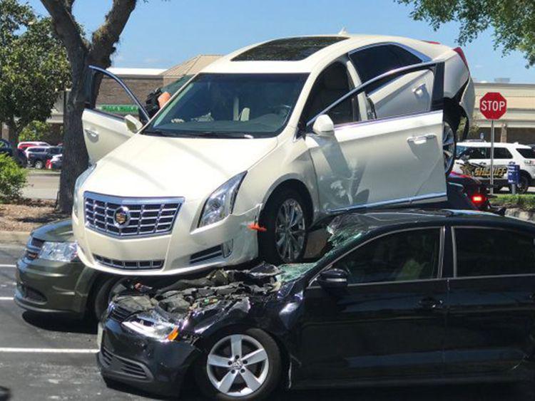 އޮޅިގެން ކާރެއް ފަހަތަށް ދުއްވައިގެން ޕާކްކޮށްފައި ހުރި ކާރުތަކެއްގެ މައްޗަށް އަރައިފި