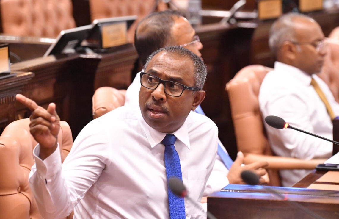 ކޯޓުގައި މައްސަލަ އޮއްވައި އިތުބާރުގެ މައްސަލަ މަޖިލީހުގައި ނުހިންގޭނެ: އާޒިމް