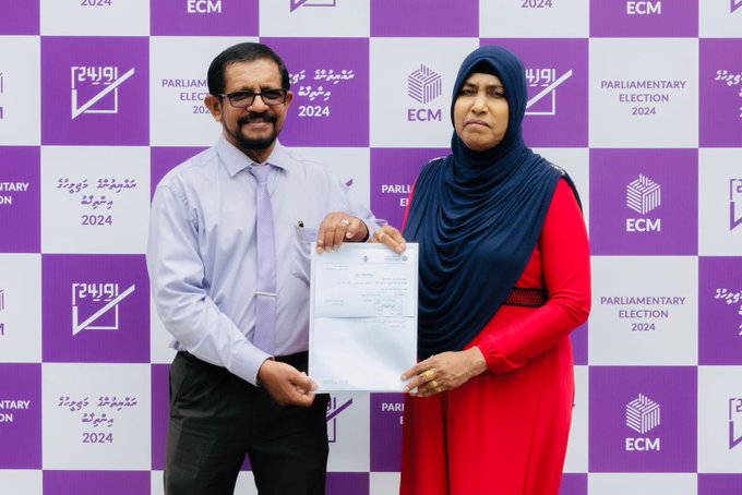 މަޖިލިސް އިންތިހާބަށް ނަހުލާގެ ފޯމު ހުށަހެޅުއްވީ މަންމައާއި ބައްޕަ