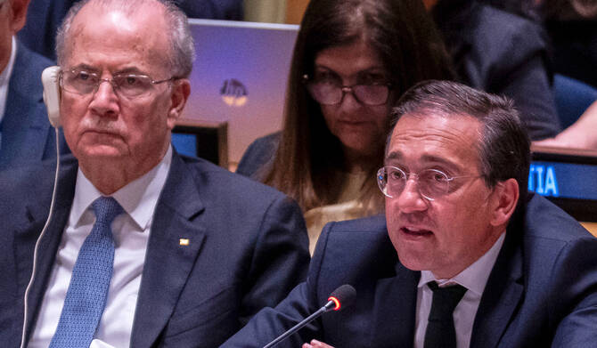 Palestinian prime minister, Mohammed Mustafa, and the Spanish foreign minister, Jose Manuel Albares. (AP)