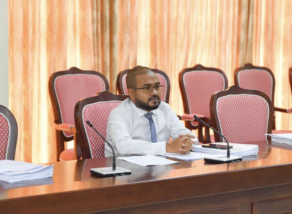 އައްޑޫގެ ތަރައްޤީގެ މަޝްރޫޢުތައްފެނި ރައީސް ޔާމީންވެސް ހުންނެވީ އާޝޯޚުވެފައި