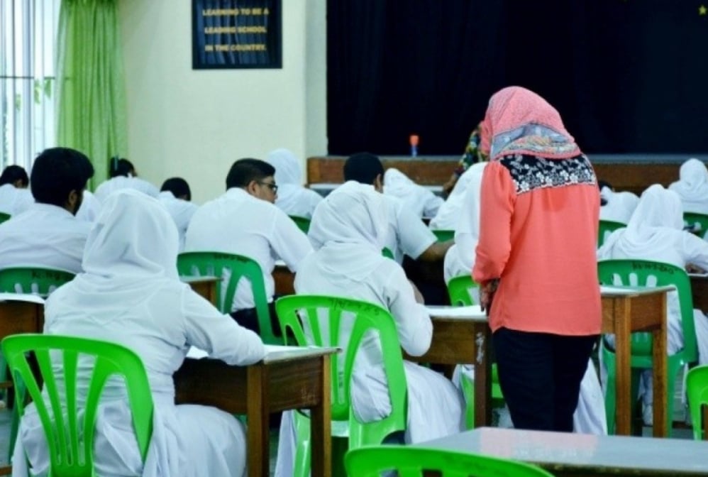 ޓީޗަރުންނަށް އަނިޔާކޮށް ކްލާހުގައި ސަކަރާތްޖަހާ ދަރިވަރުން ސަސްޕެންޑު ކުރަން އެޑިޔުކޭޝަނުން ނިންމައިފި