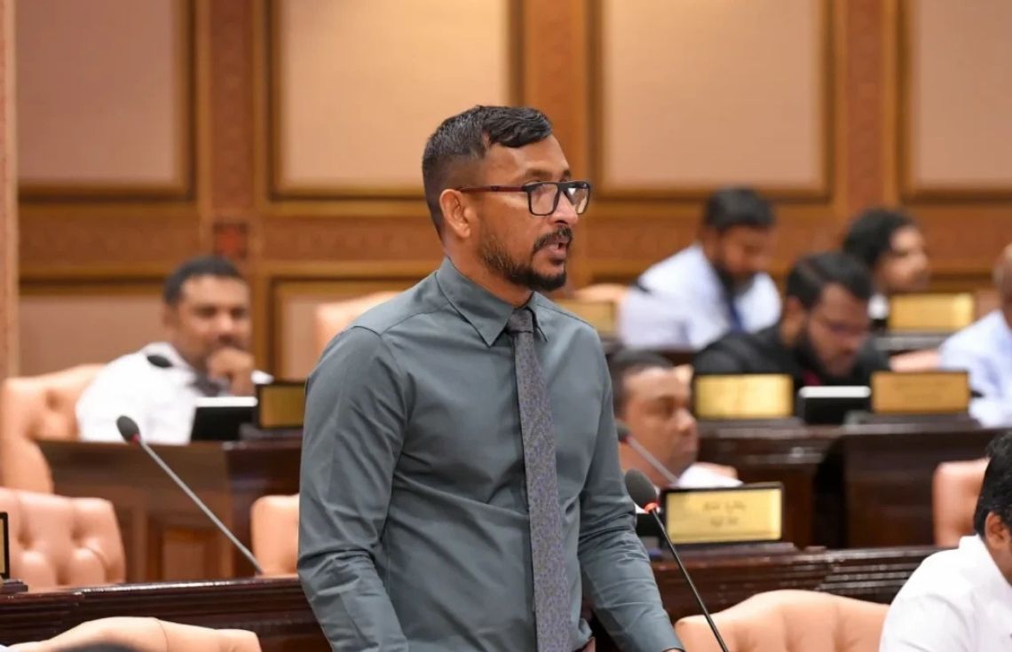 މަޖިލީހުގެ މަސައްކަތް ކުރިއަށްދޭ، ރައީސްގެ ނުފޫޒެއް ނެތް: ފަލާޙް