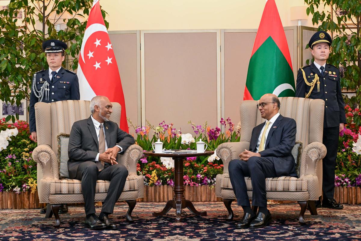 ރައީސް މުއިއްޒު ސިންގަޕޫރުގެ ރައީސްގެ އަރިހަށް އިޙްތިރާމްގެ ޒިޔާރަތެއް ކުރައްވައިފި