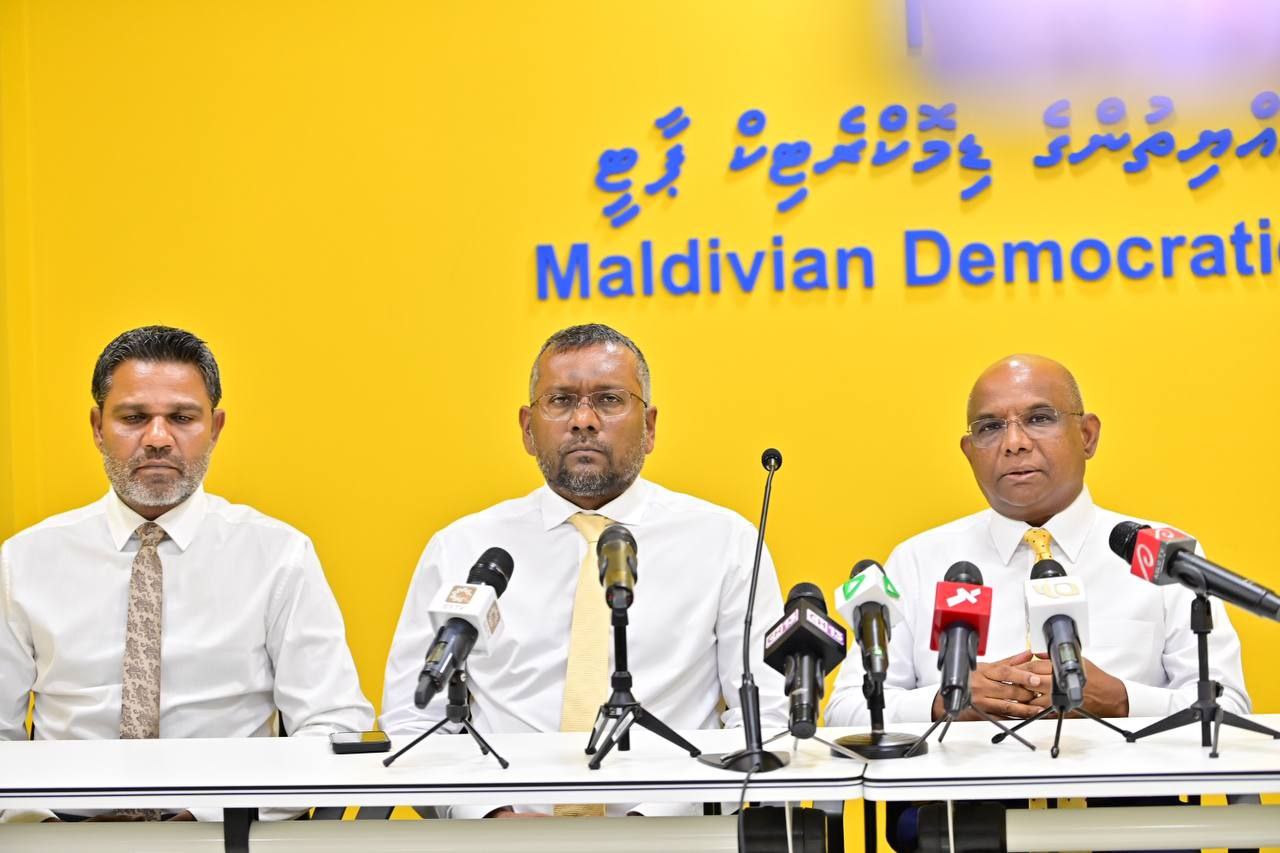 އެމް.ޑީ.ޕީގެ އަސްލު ގެއްލިއްޖެ; މިފެންނަނީ ޙަޤީޤީ އެމް.ޑީ.ޕީ މެންބަރުން އެއްފަރާތް ކުރުމުގެ ނަތީޖާ: ދޮންބިލެއް