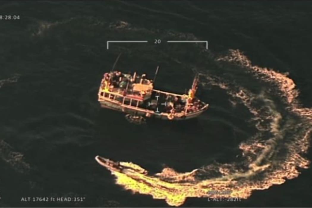 ގެއްލުނު ދެކުނު ކަނޑުގެ ސަރަހައްދުން ލަންކާގެ ދެ ބޯޓެއް ދިވެހި ސިފައިން އަތުލައިގެންފި