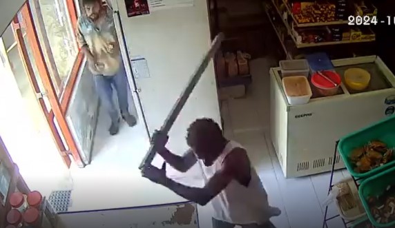 އައްޑޫގައި ފިހާރައަކަށް ވަދެ ބިރު ދެއްކި މައްސަލައިގައި އިތުރު ދިވެއްސަކު ހައްޔަރުކޮށްފި