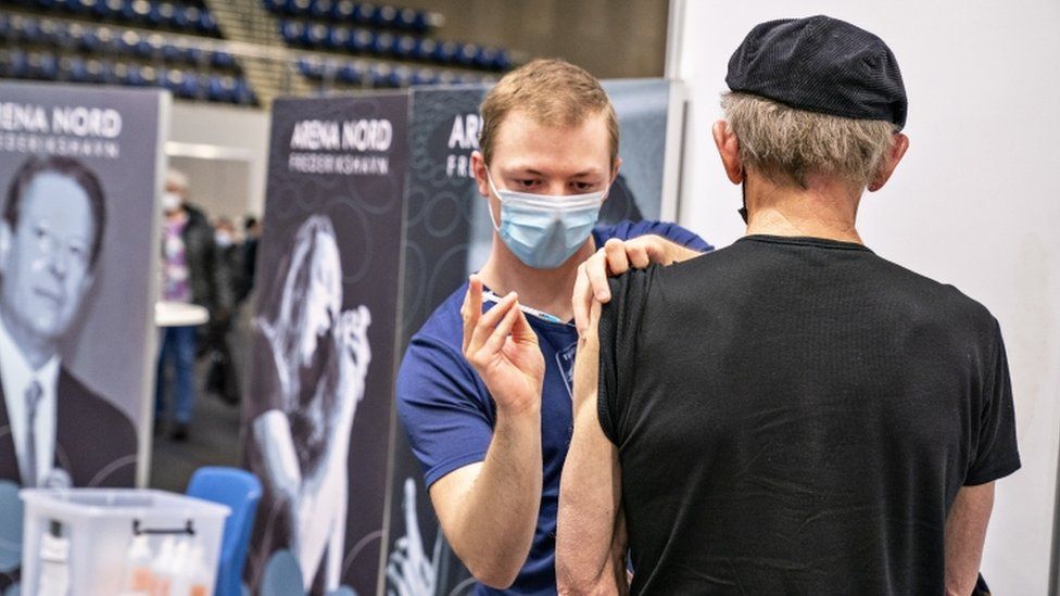 ޑެންމާކުގައި އެސްޓްރަރޒެނެކާ ވެކްސިން ބޭނުން ކުރުން ހުއްޓާލައިފި