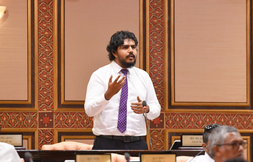 މަޖިލީހުގެ ޖަލްސާއެއްގައި މެމްބަރު އަޒާން