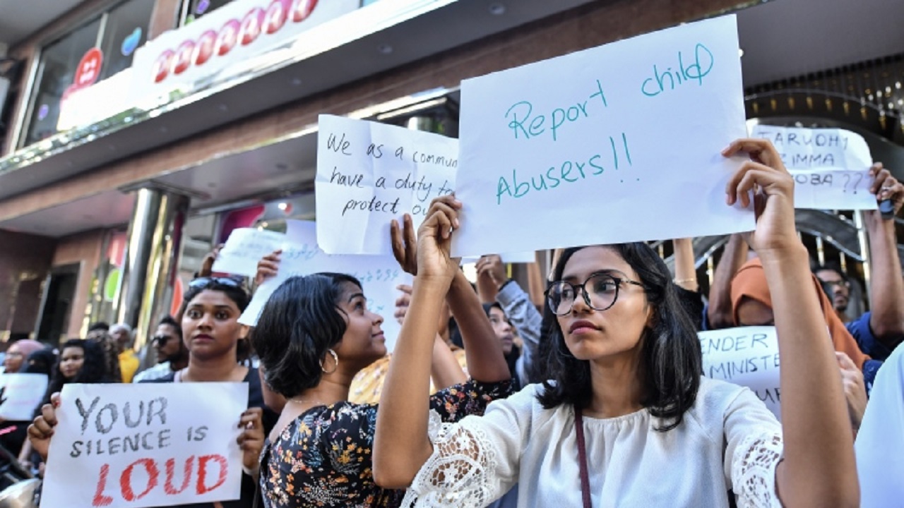 ކުޑަ ކުއްޖަކު ރޭޕްކުރި މައްސަލައެއްގައި ރައްޔިތުން މުޒާހަރާ ކުރަނީ