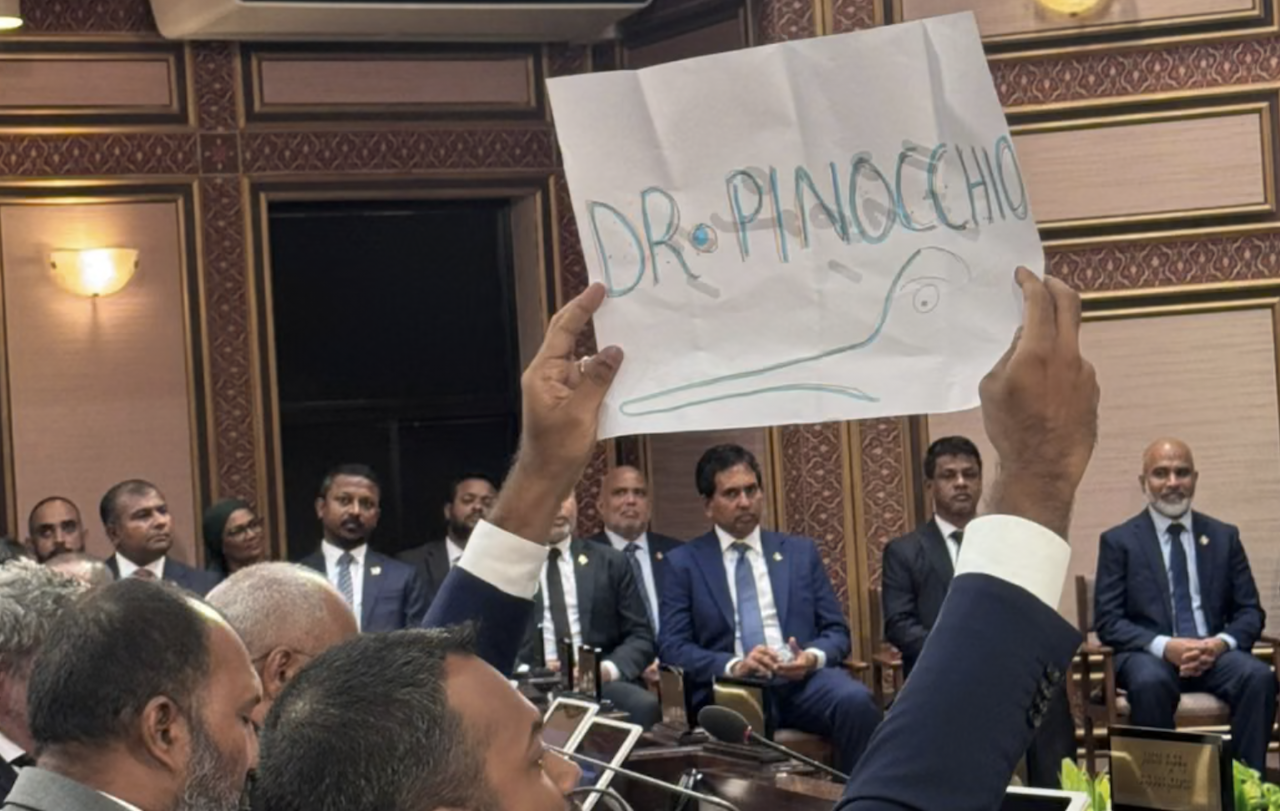 ރިޔާސީ ބަޔާން އިއްވުމުގެ ޖަލްސާ: އެމްޑީޕީން އިހުތިޖާޖު ކުރަން ފެށުމުން މެންބަރުން ތަޅުމުން ނެރެނީ