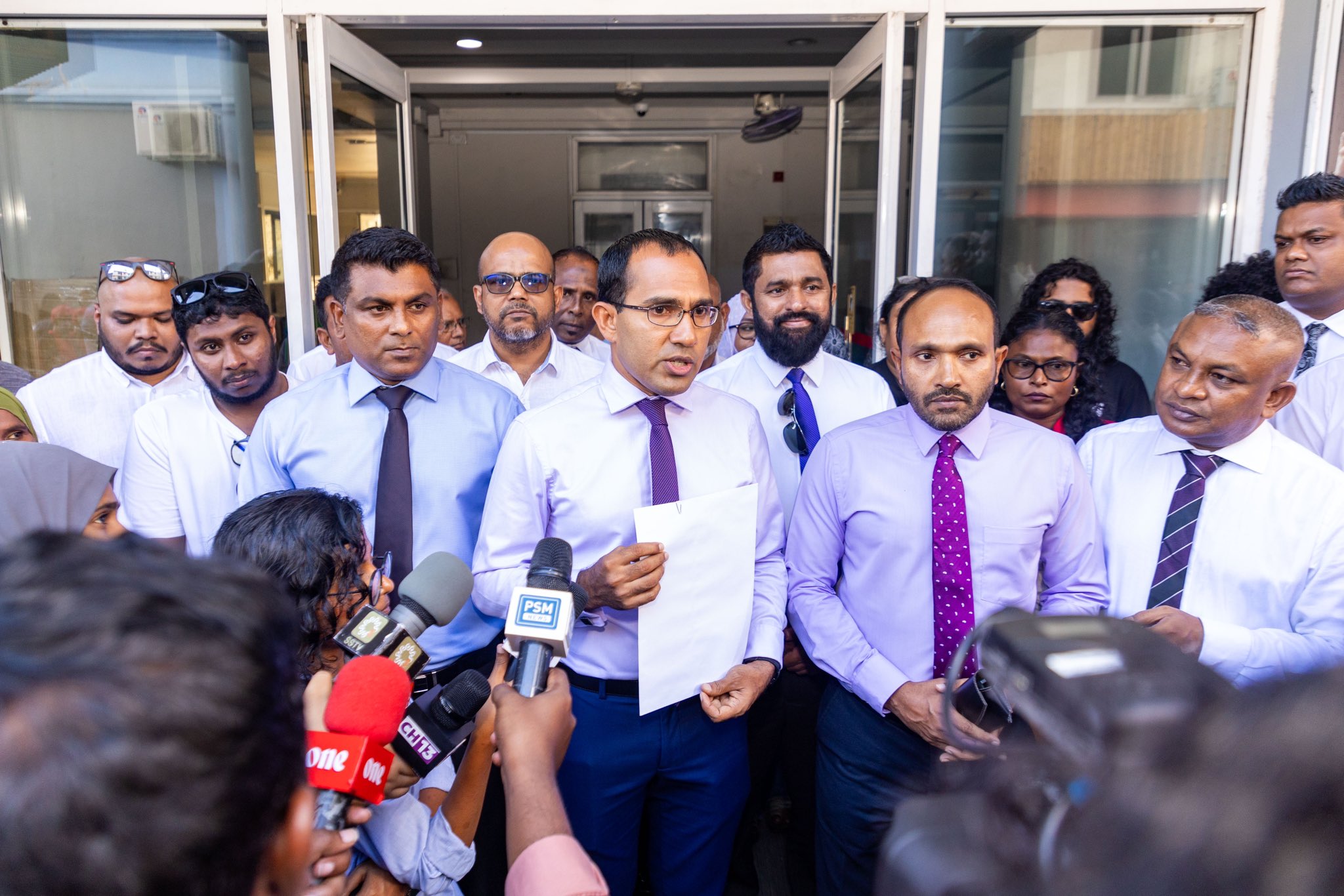ޔާމީން މިނިވަން ނުކުރުމަށް ރައީސް މުޢިއްޒު، ޞާލިޙް އަރިހުން އެދިވަޑައިގެން: މަލީޙް
