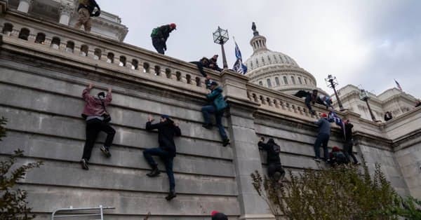ޓްރަމްޕްގެ ސަޕޯޓަރުން ގާނޫނުހަދާ މަޖީލިހަށް ވަދެގެންފި؛ ހަމަނުޖެހުންތަކުގައި އެކަކު މަރުވެއްޖެ