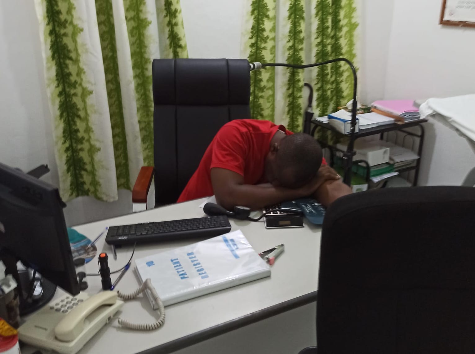 ބަލިމީހުން ބަލަން ދެކޮޅުހެދުމުން ހޯރަފުށީ ޑޮކްޓަރު ސަސްޕެންޑްކޮށްފި