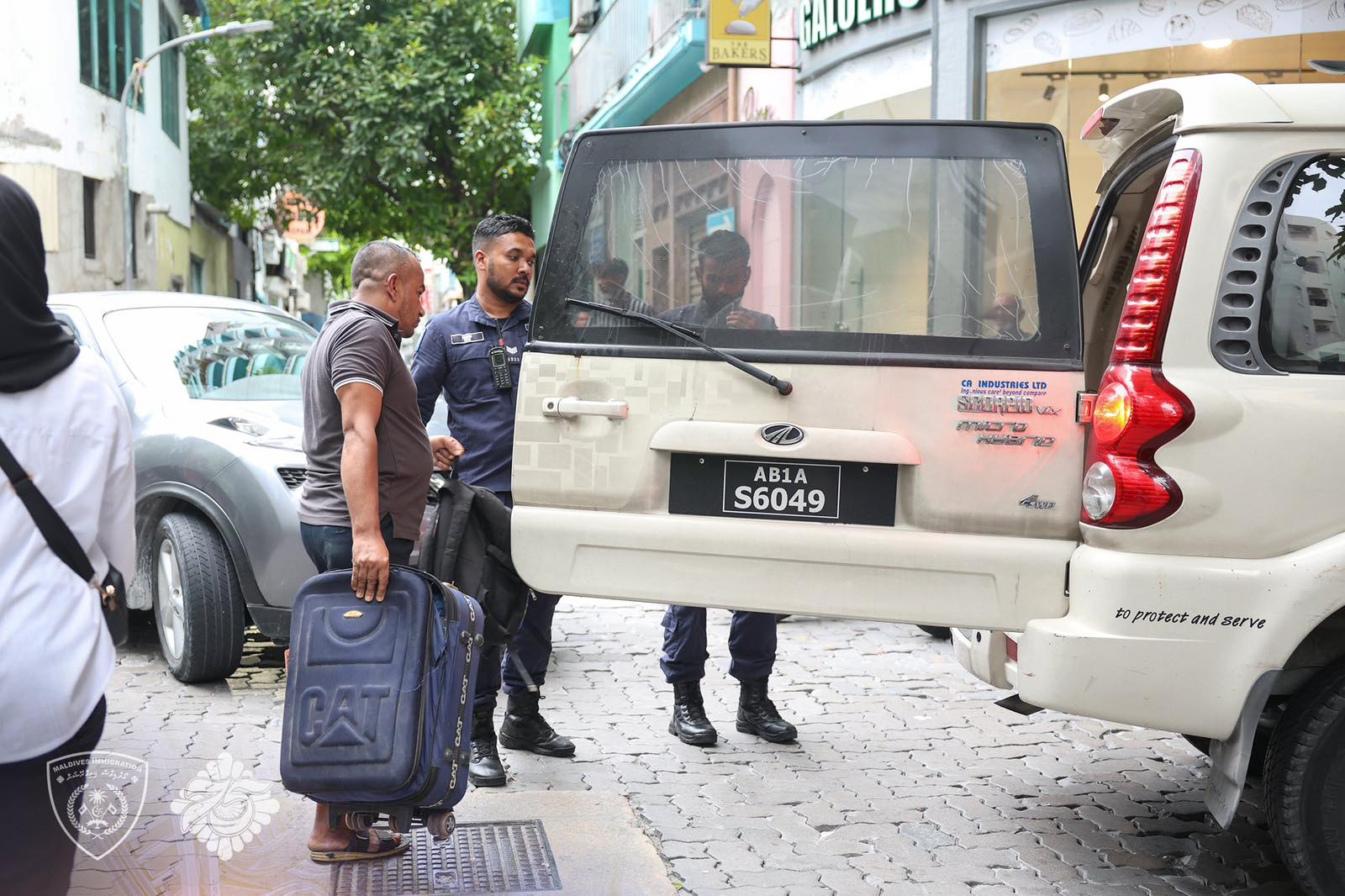 ކެފޭއެއްގައި ގަވާއިދާ ހިލާފަށް އުޅެމުންދިޔަ 2 ބިދޭސީއަކު އަތުލައިގެންފި