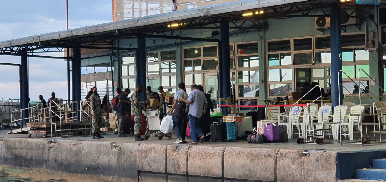 މާލެއިން ރަށްރަށަށް މީހުން ފޮނުވުން ވަގުތީގޮތުން މެދުކަނޑާލަނީ