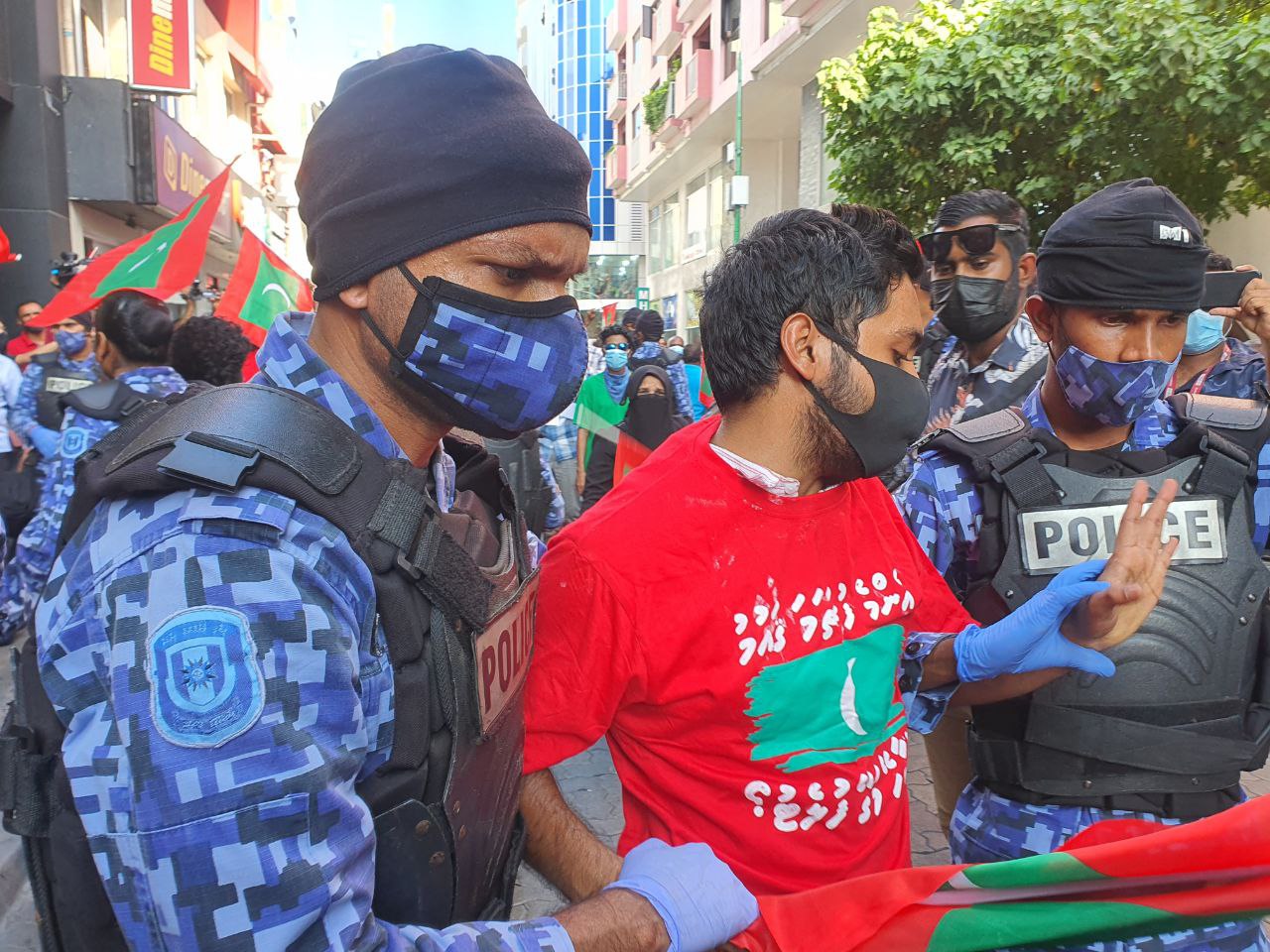 މުޒާހަރާއިން ހައްޔަރުކުރި މީހުން ކޯވިޑަށް ޓެސްޓްކުރަން އުޅުނު