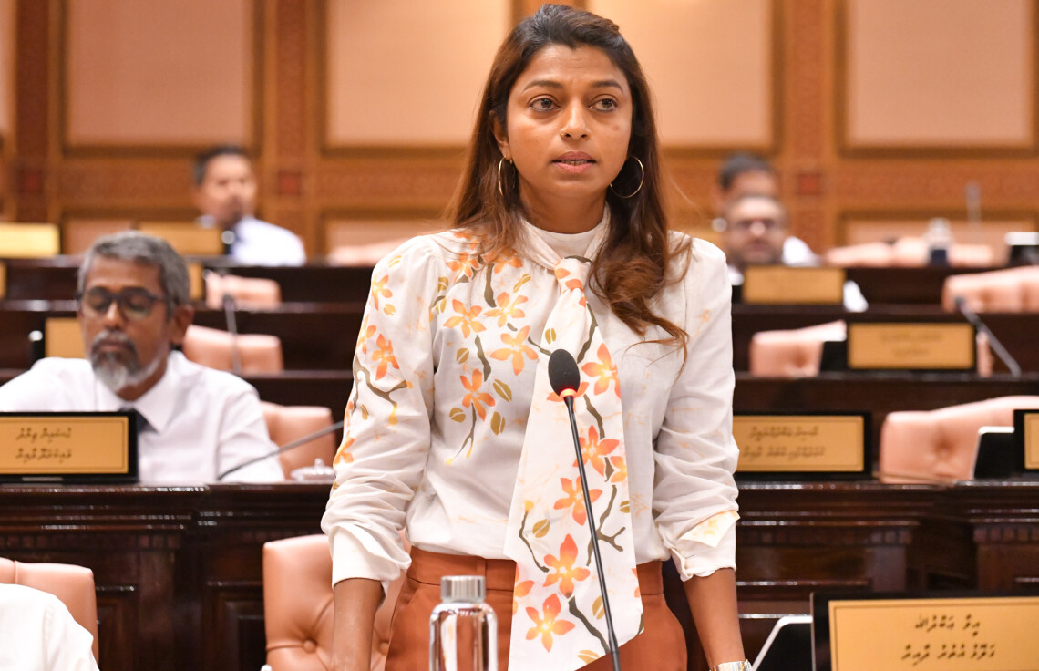 މިނިސްޓްރީތަކާއި ސިޔާސީ މުވައްޒަފުންގެ އަދަދު މަޖިލީހުން ކަނޑައަޅާ ގޮތަށް ބިލެއް ހުށަހަޅައިފި