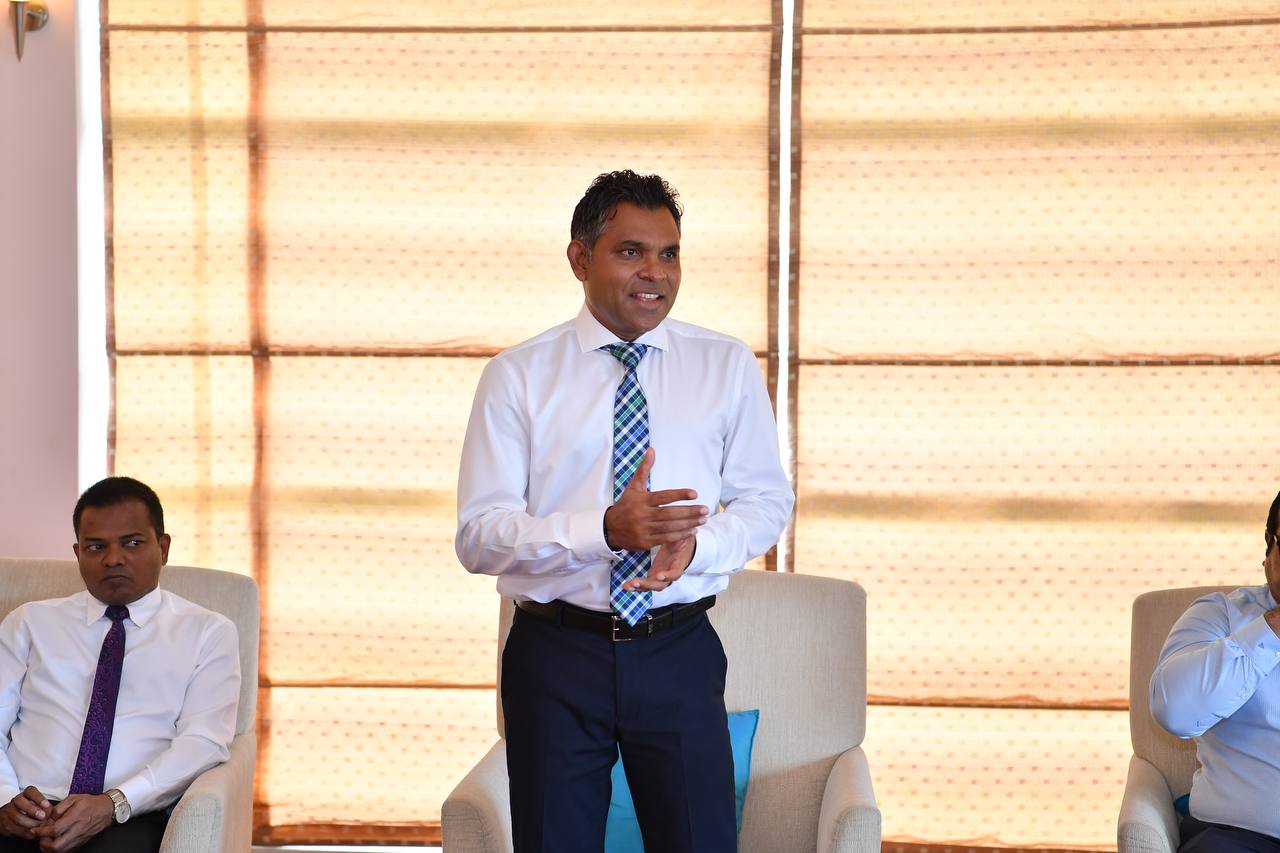 ރައީސުލްޖުމްހޫރިއްޔާގެ ނާއިބު އައްޑޫ ފްލައިން ސްކޫލްގެ ދަރިވަރުންނާ ބައްދަލު ކުރަށްވައިފި