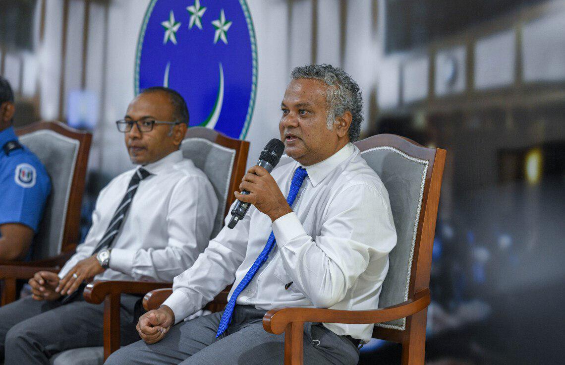 ފުލުހުންގެ ބިލު ދިރާސާކުރައްވާ ސަލާމަތީ ޚިދުމަތްތަކާބެހޭ ކޮމިޓީގެ މެންބަރު، ޢަލީ ނިޔާޒް މިރާގެ ބައްދަލުވުމުގައި ވާހަކަ ދައްކަވަނީ