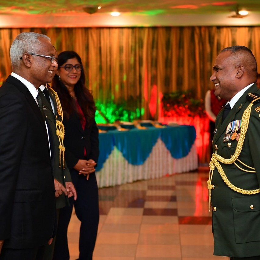 34 އަހަރުގެ ގައުމީ ހިދުމަތަށްފަހު އާޒިމް ރިޓަޔަރކުރައްވައިފި