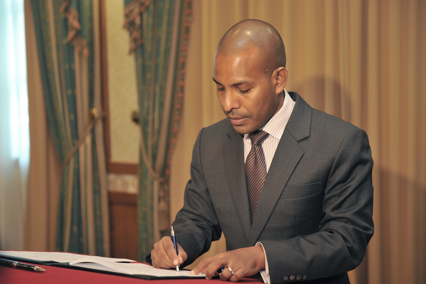 ގަވާއިދާ ހިލާފަށް އުޅޭ ބިދޭސީންނަށް ވެކްސިން ދޭންފެށުމަކީ ތާރީޚީ ކާމިޔާބީއެއް - ޑރ. ޖަމްޝީދު