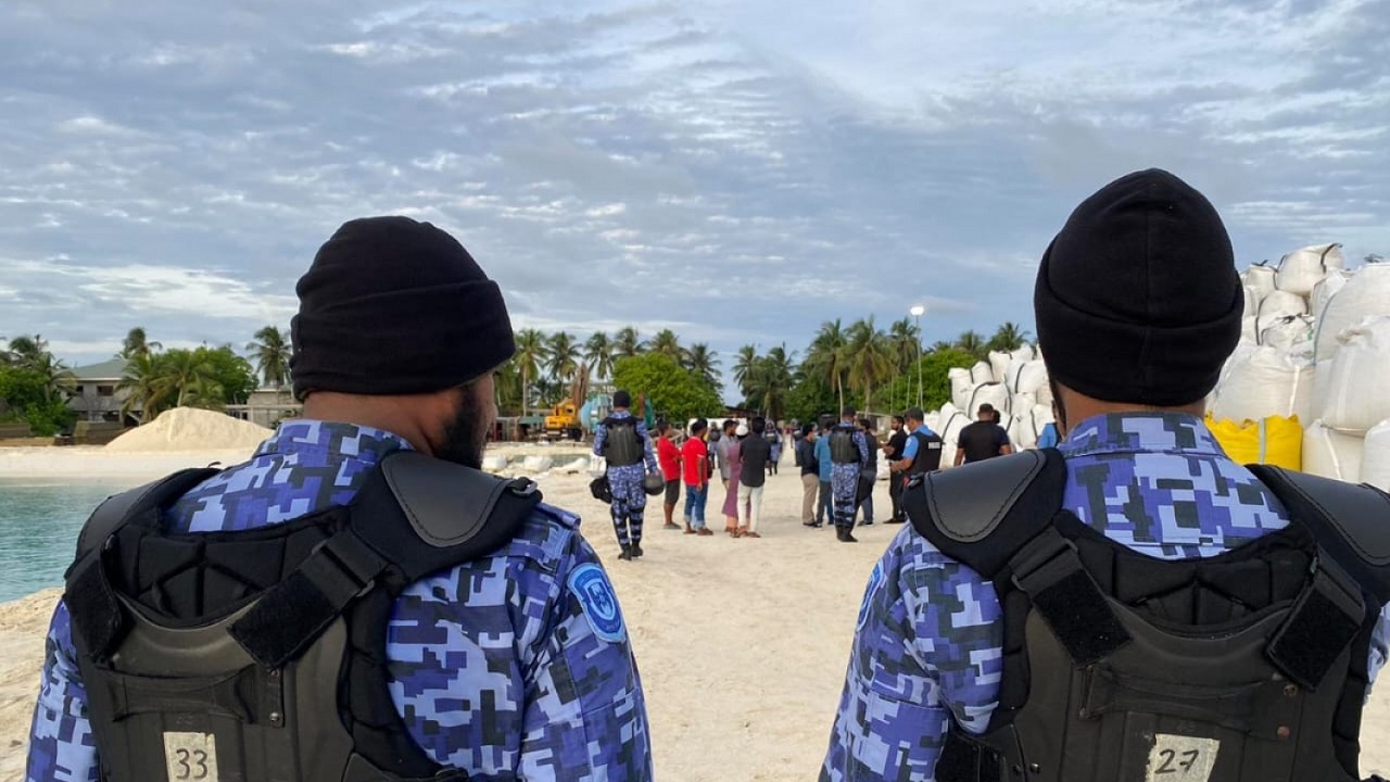 ދިވެހިންގެ ބަޔަކު ރަހީނުކޮށް ފުލުހުންނަށް ޙަމަލާދިން ބިދޭސީން ދޫކޮށްލައިފި