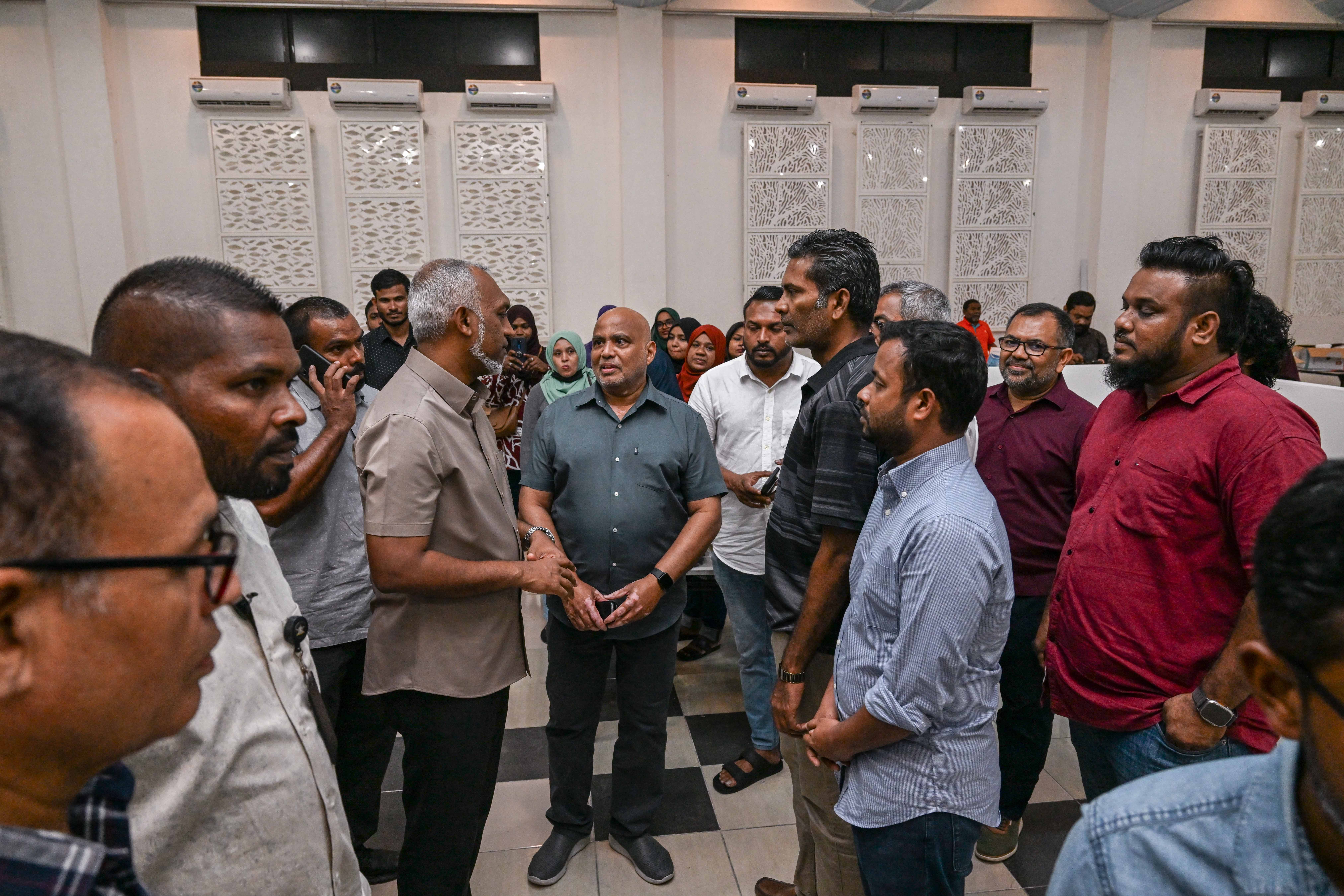 ހަތަރު އޮފީހެއްގެ މަސައްކަތް ދަރުބާރުގޭގައި ފަށައިފި