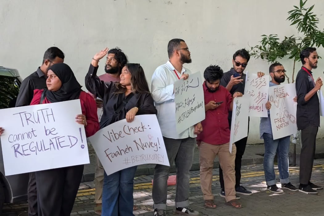 ރައްޔިތުންގެ މަޖިލިސް ކައިރީގައި ނޫސްވެރިން އިޙްތިޖާޖުގައި