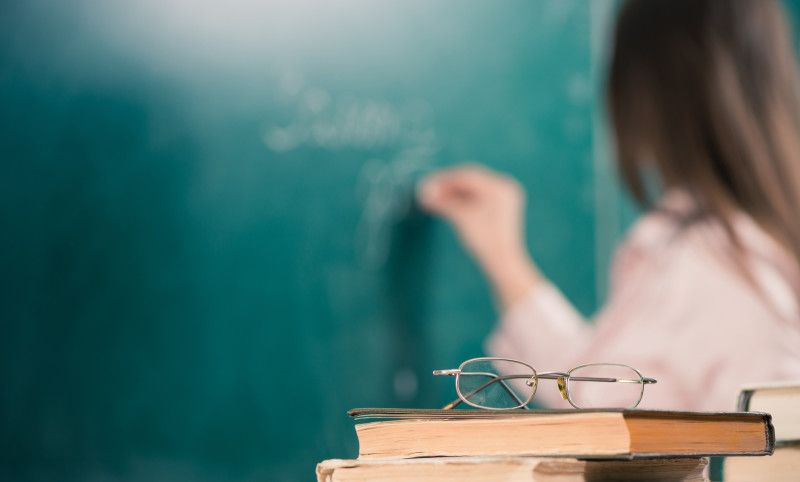 ދަރިވަރަށް ޖިންސީ ގޯނާކުރި ޓީޗަރު ސަސްޕެންޑްކޮށްފި