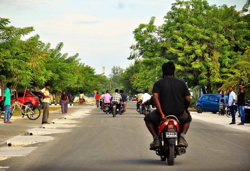 އައްޑޫގެ މަގުތަކަށް ދޫކޮށްލާފައި ހުރި އުޅަނދުތައް 5 ދުވަސްތެރޭ ނެގުމަށް އަންގައިފި