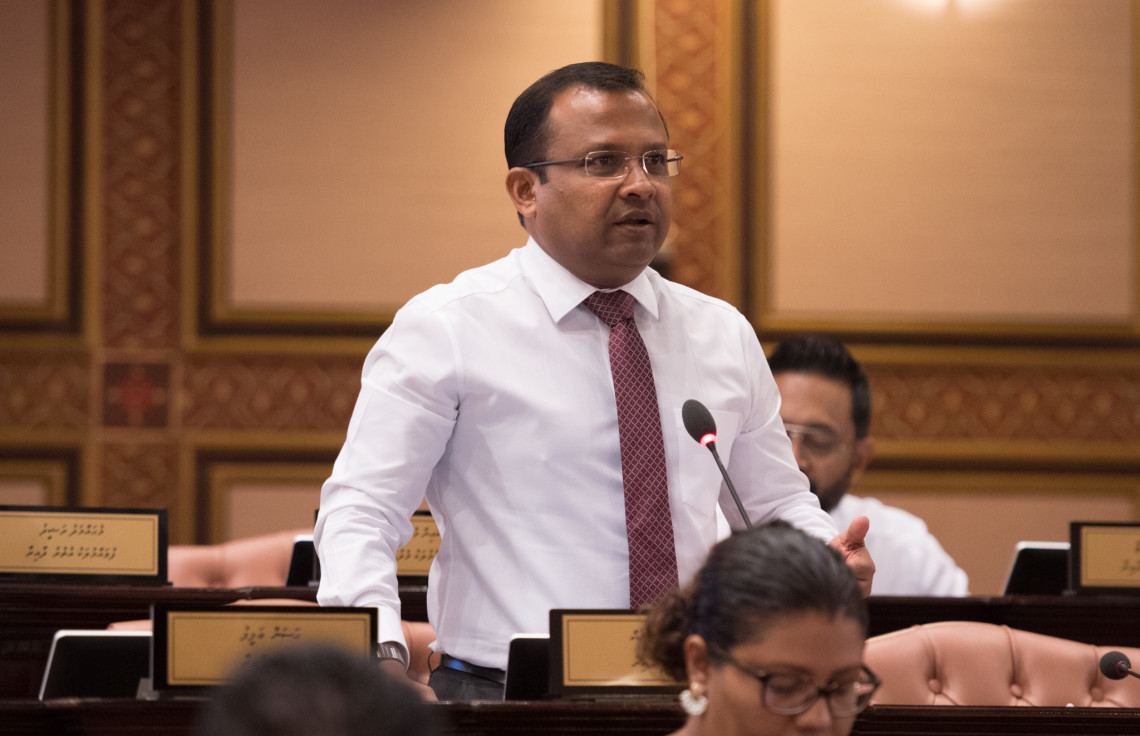 ރިޔާޒު ބޭނުމީ ފުލުހުންނަށްދޭ ހަމަލާތައް މާފުނުދެވޭ ކުށުގެ ގޮތުގައި ހިމަނަން