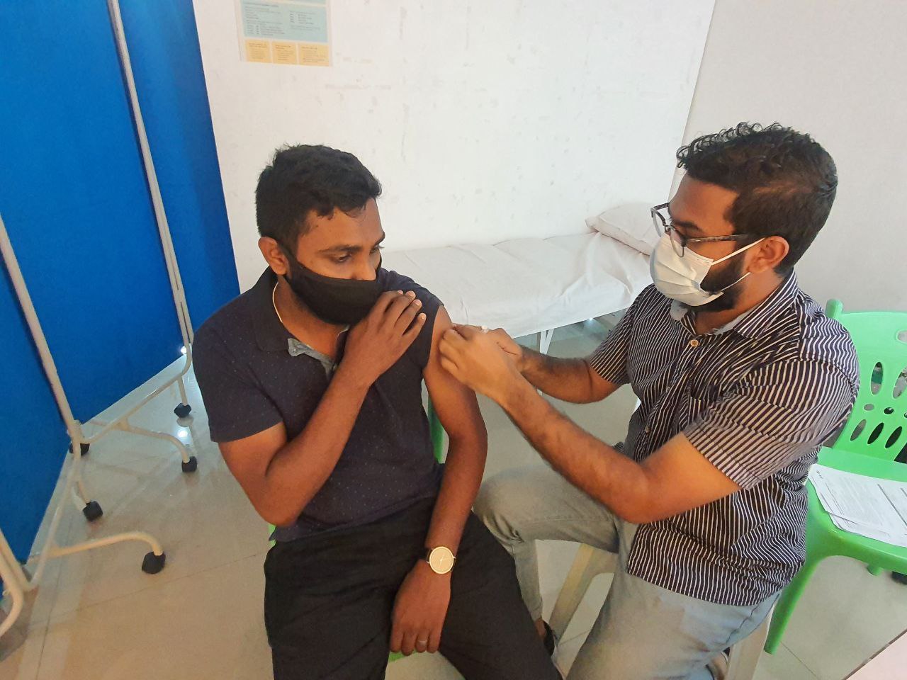 ވެކްސިން ނުޖަހާ މީހުން ރިލީޒް ސާމްޕަލަށް ފައިސާ ދައްކަންޖެހޭނީ އަމިއްލައަށް!