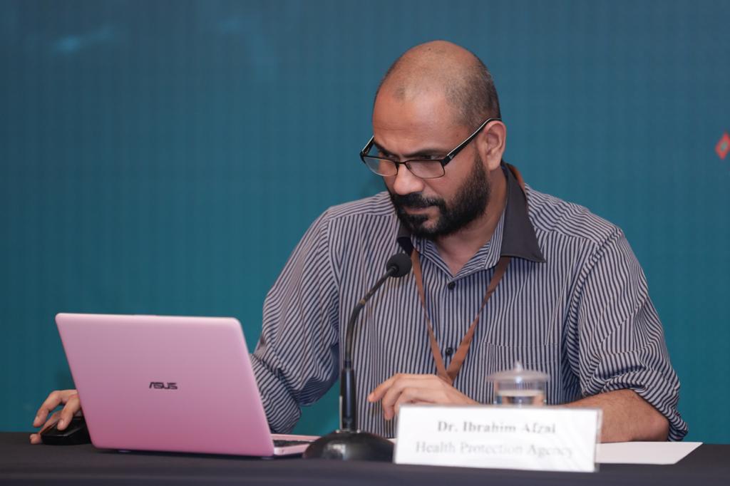 ކޮވިޑް-19: ޕޮޒިޓިވް މީހެއްގެ ފަރާތުން ބަލިޖެހޭ މީހުންގެ އަދަދު މަދު؛ ކޮންޓްރޯލެއް ނުވޭ: ޑރ.އަފްޒަލް