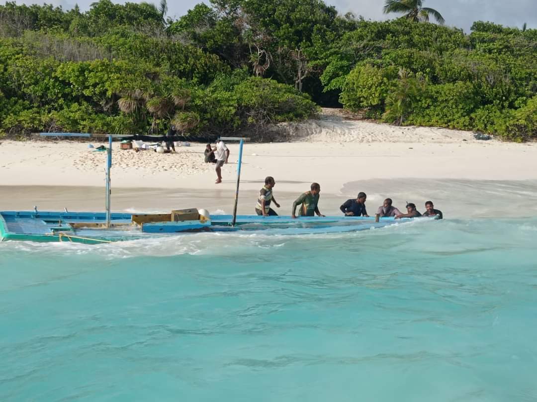 ފަޅު ރަށަކަށް ދަތުރުދިޔަ ދޯންޏެއް ބަންޑުން ޖަހާލައިފި