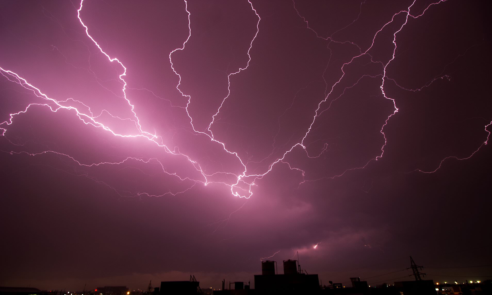 ގުގުރާ، ވިދާ، ހޮނުއެޅުމުގެ ސަބަބުން އިންޑިއާގައި 24 ގަޑިއިރު ތެރޭގައި 20 މީހަކު މަރުވެއްޖެ