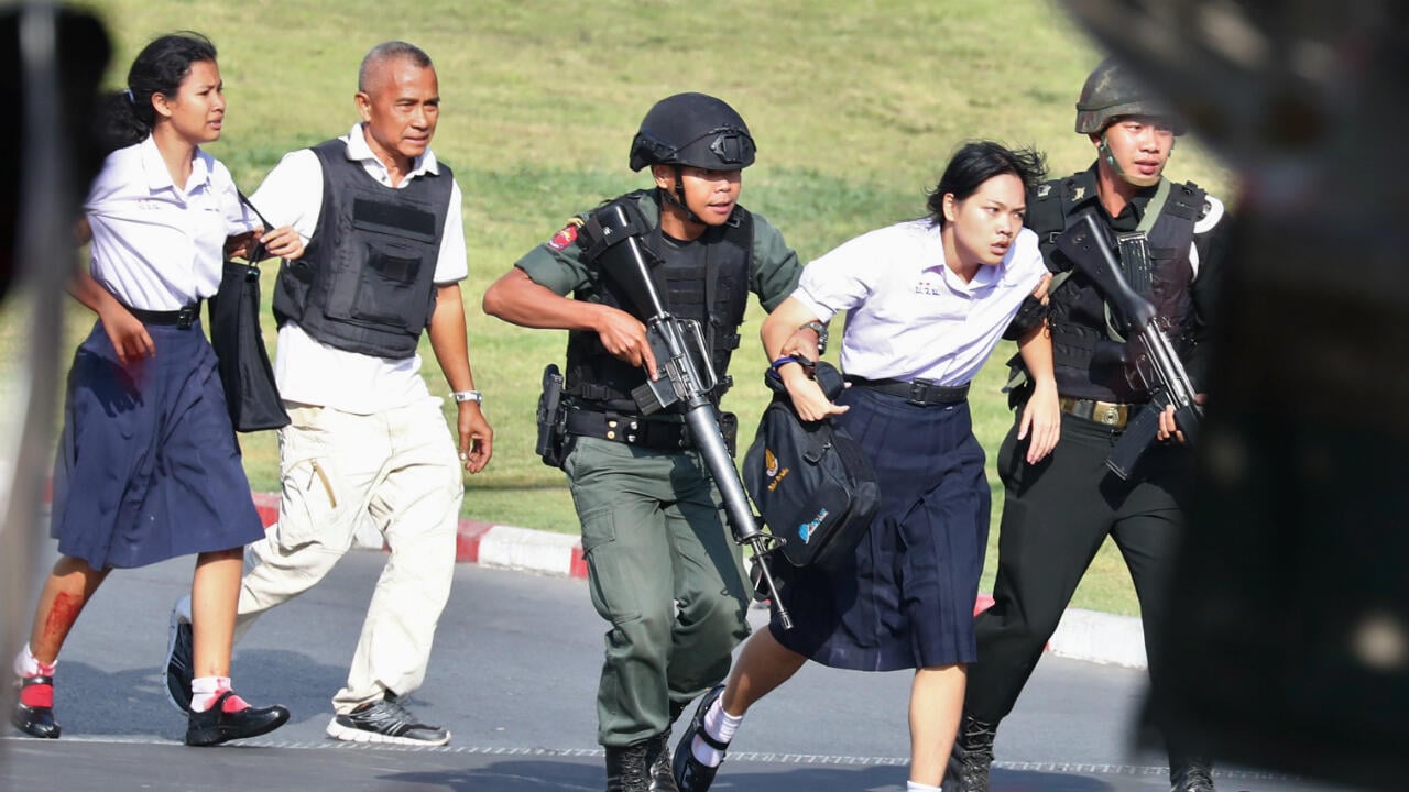 ތައިލޭންޑްގައި ފުލުހުންގެ ބަޑިއެއް ފޭރިގަނެގެން ސްކޫލަކަށް ވަދެ ދިން ހަމަލާ: ޕްރިންސިޕަލް މަރުވެއްޖެ