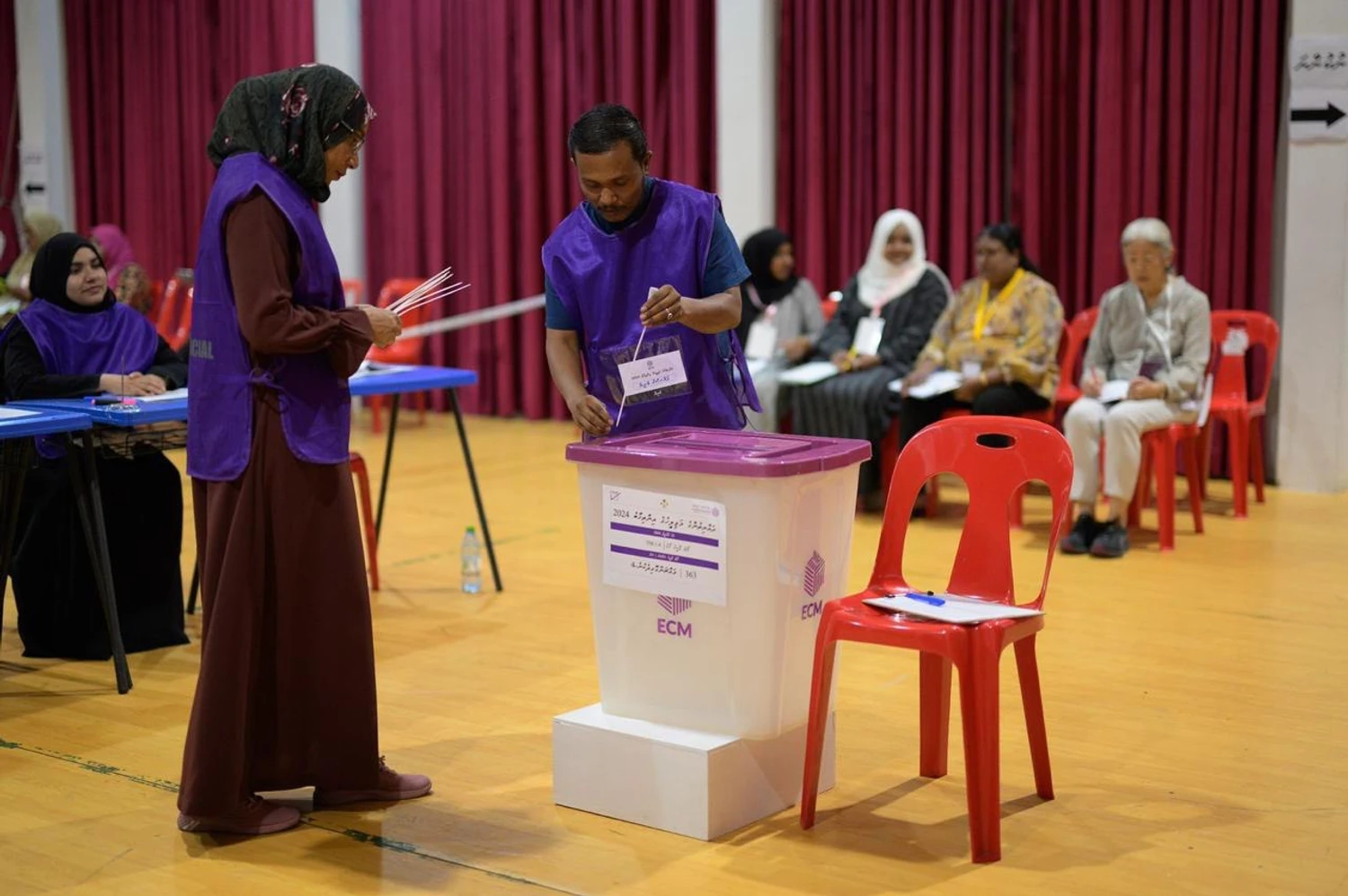 ލޮލަށް ނުފެންނަ މީހުން، އަމިއްލައަށް ވޯޓުލާ ނަމަ ރަޖިސްޓްރީވާން ހުޅުވާލައިފި