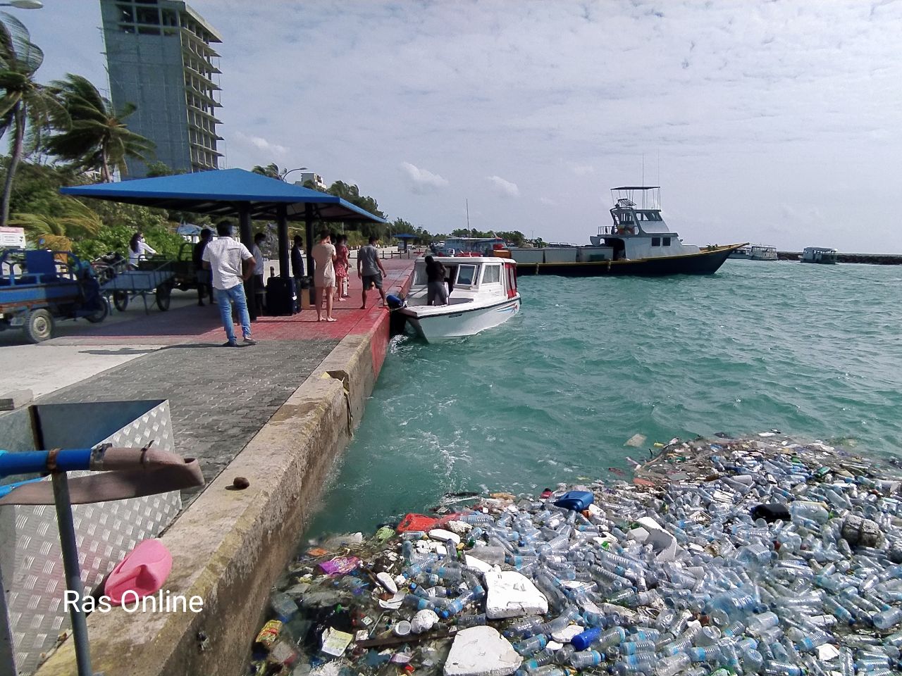 މާފުށީގެ ޖެޓީ ސަރަހައްދު ގޮނޑުވެފައި އޮތުމުން ފަތުރުވެރިން ޝަކުވާ ކުރަނީ