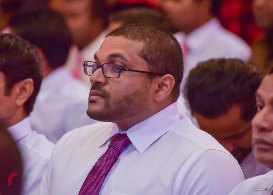 ޣައްސާނު ދެއްވީ ޢާއިލާ އެކަތިގަނޑަކަށްވެ ސިޔާސީ މައިދާނުން ފެނިދާނެ ކަމުގެ އިޝާރާތެއް