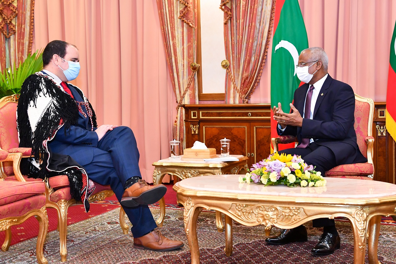 ތިން ޤައުމެއްގެ ސަފީރުން, ފަތްކޮޅު އަރުވައިފި