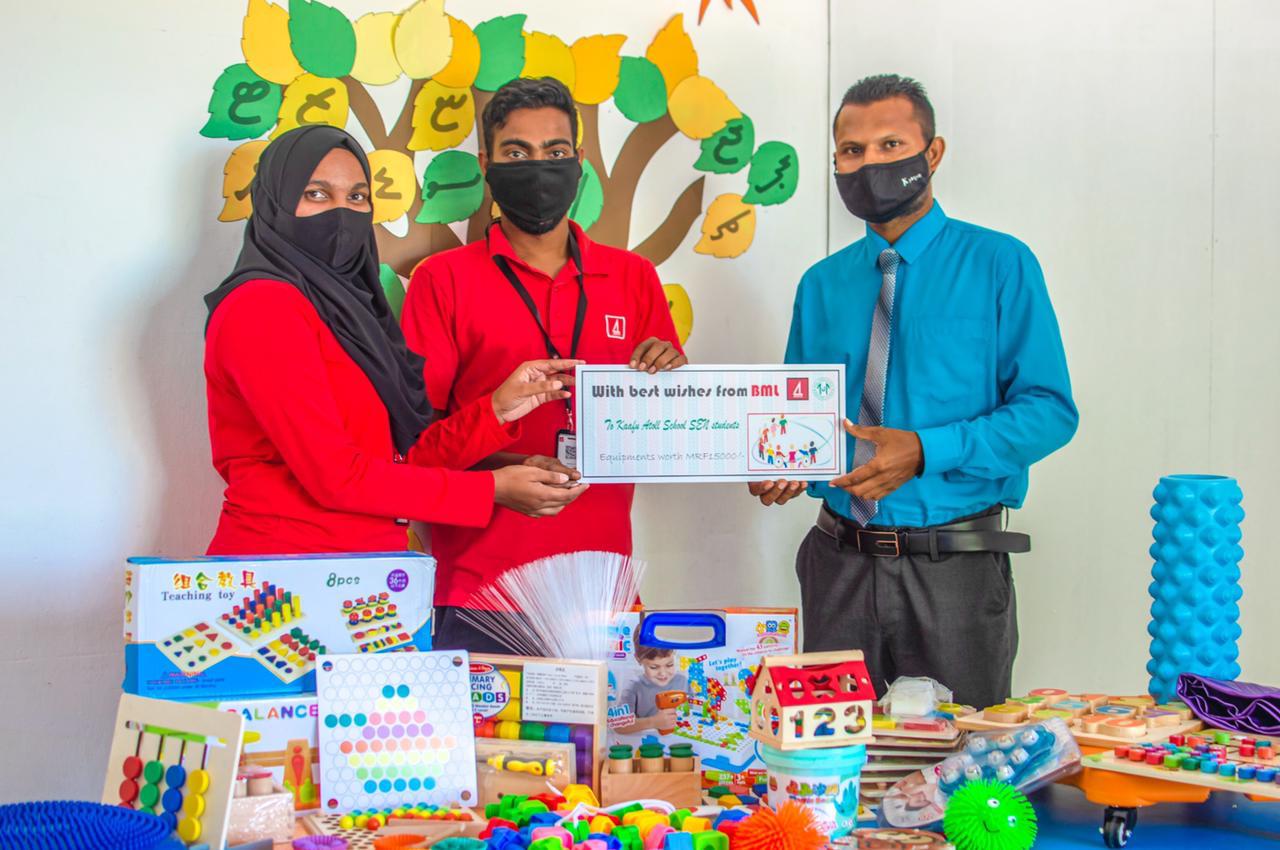 ބީއެމްއެލުން 10 ސްކޫލެއްގެ ސެން ކުލާސްތަކަށް ތަކެތި ހަދިޔާކޮށްފި