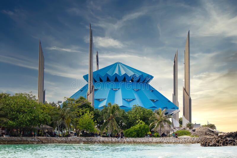 މިސްކިތްތަކުގައި މަސްތުވާތެކެތި ބޭނުންކުރާމީހުން އުޅޭމައްސަލަ މިދަނީ ބަލަމުން: ޕޮލިސް