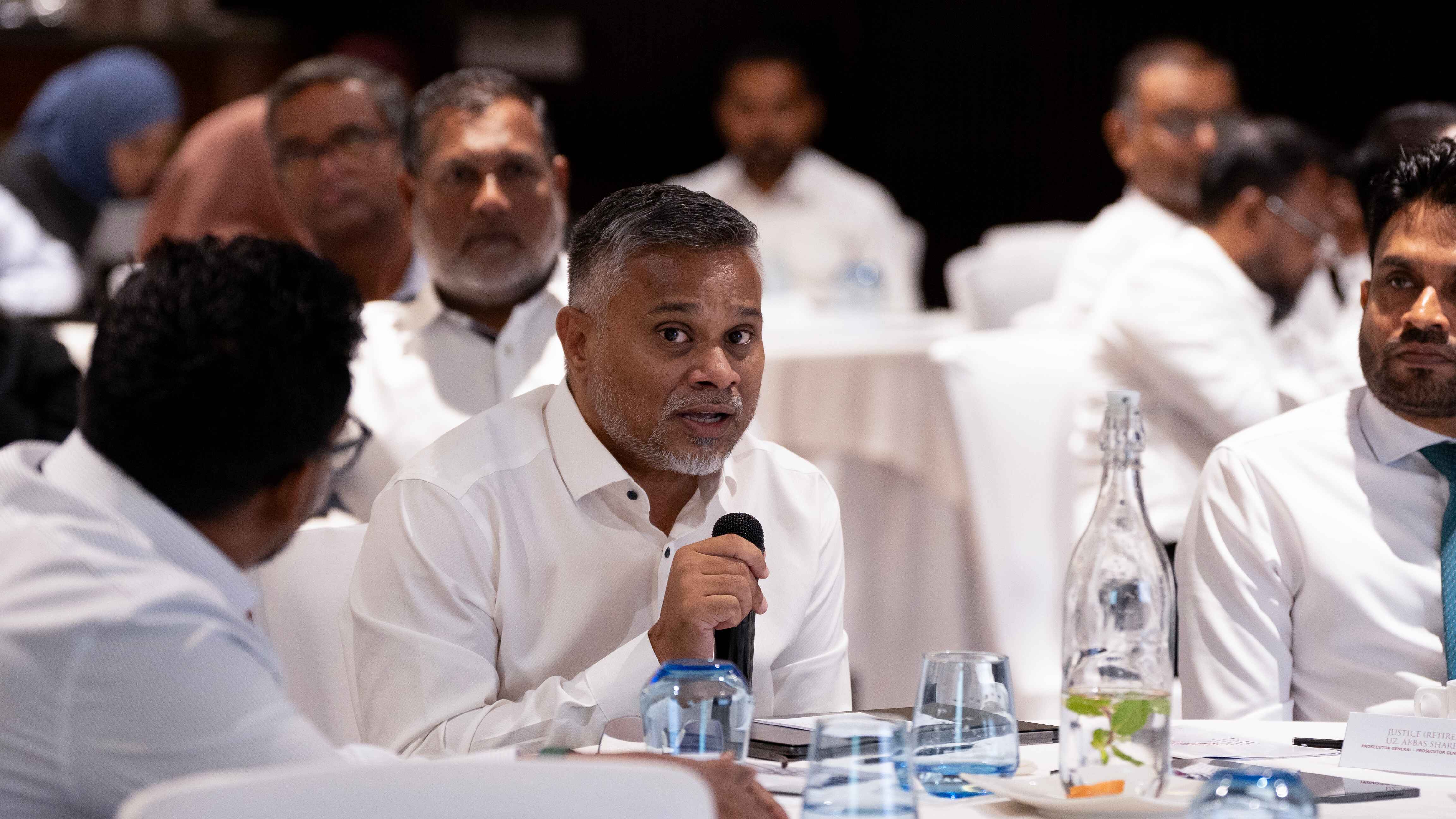 Prosecutor General Abbas Shareef (C)