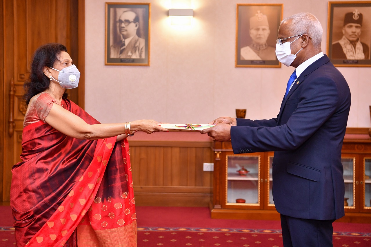 3 ޤައުމެއްގެ ސަފީރުން ސަފީރުކަމުގެ ފަތްކޮޅު ރައީސް ޞާލިޙަށް އަރުވައިފި