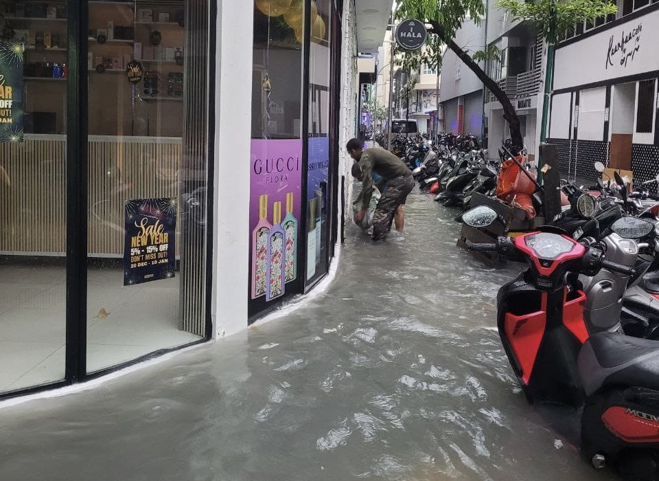 މާލޭގެ 5 ސަރަހައްދެއްގައި 16 ޕަންޕު ބަހައްޓައިގެން ފެންހިންދަނީ؛ ވެލިބަސްތާ ޖެހުމުގެ މަސައްކަތް ފަށައިފި