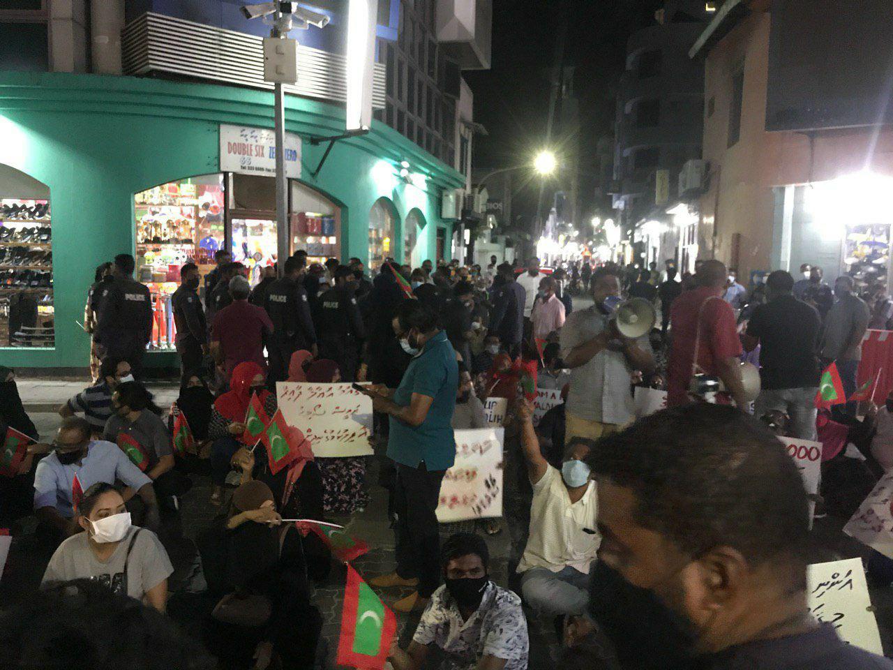 އިދިކޮޅު މުޒާހަރާ: ދެމީހަކު ހައްޔަރުކޮށްފި؛ މެމްބަރު ސައީދަށް ފަރުވާދެނީ