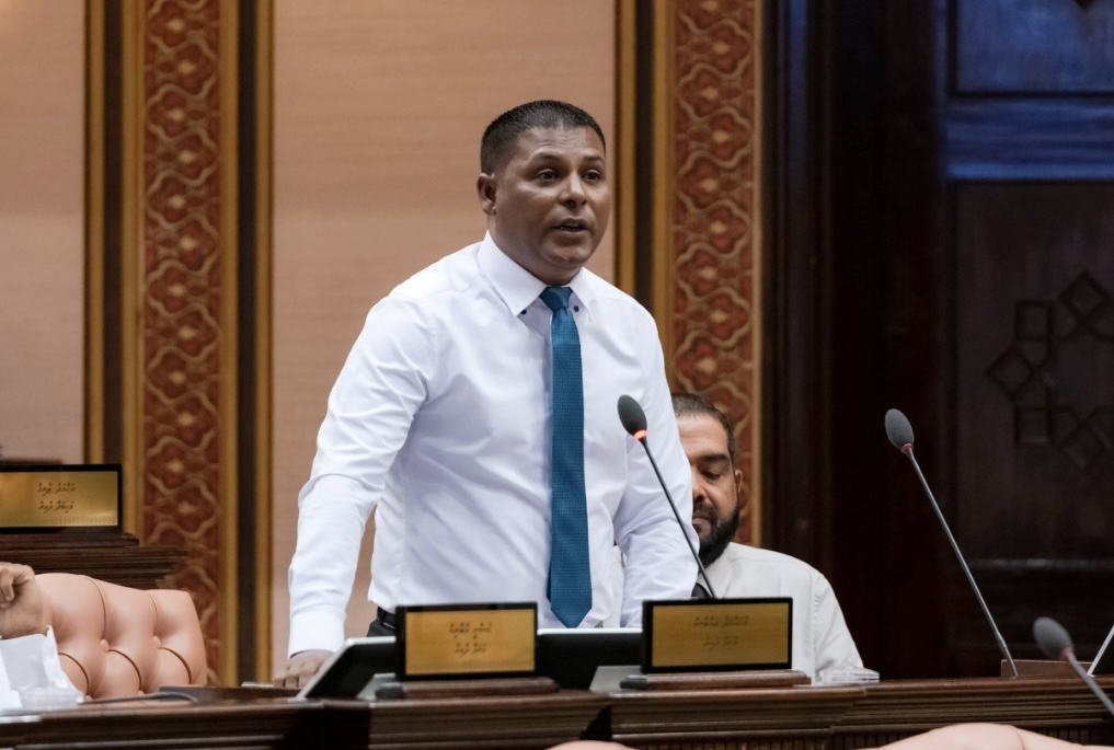 އައްބާސް ރައީސަށް؛ ރައްޔިތުންގެ ފައިސާއިން ހަރަދުކޮށްގެން ކުރާ އިސްރާފުގެ ދަތުރުތައް ހުއްޓާލާ