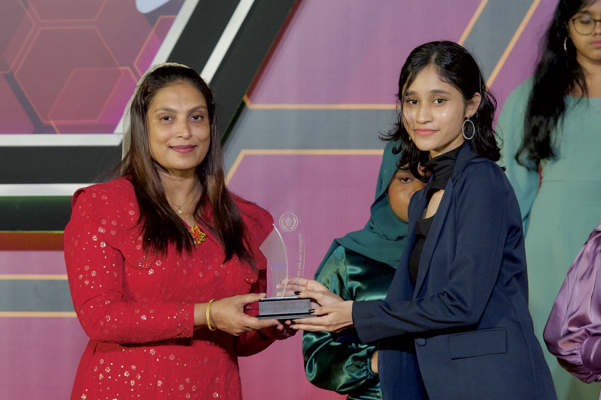 އެންމެ ތޫނުފިލި ދަރިވަރުން މުދައްރިސުންނަށްވުމަށް ވަޒީރު ގޮވާލައްވައިފި